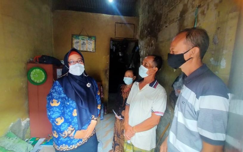 Wakil Bupati Gresik Aminatun Habibah saat mengunjungi warganya yang dalam kondisi sakit dan memerlukan bantuan di kelurahan Pekelingan
