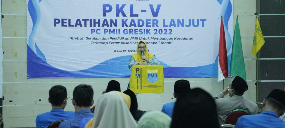 Wakil Bupati Gresik Aminatun Habibah saat menghadiri pelantikan dan membuka pelatihan Kader Lanjut V PC PMII yang diselenggarakan di Aula Kantor PCNU Gresik, Sabtu (19/02/2022).