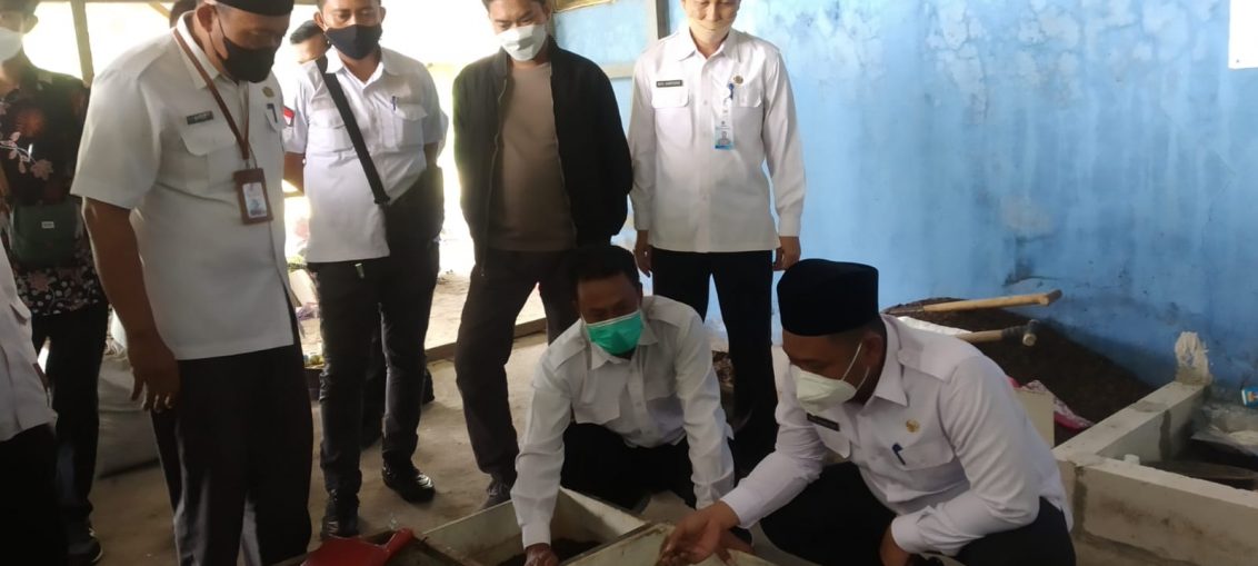Bupati Gresik Fandi Ahmad Yani saat meninjau Tempat Pengolahan Sampah Terpadu (TPST) desa Prupuh Kecamatan Panceng, Rabu (23/02/2022).