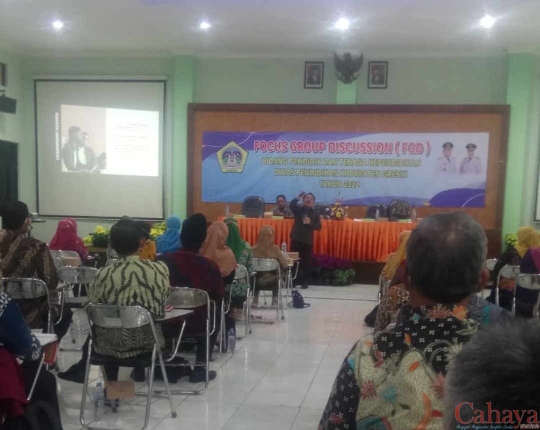 Focus Group Discussion (FGD) DPRD Gresik, Dinas Pendidikan Gresik dan para kepala sekolah se Gresik, Jumat (4/03/2022) di Aula Diknas Gresik, Jalan Arif Rahman Hakim Gresik.