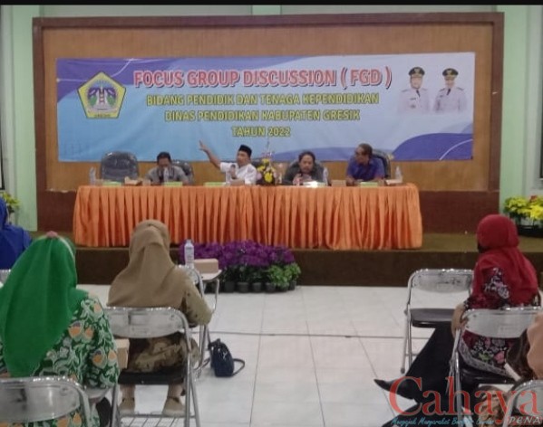 Focus Group Discussion (FGD) DPRD Gresik, Dinas Pendidikan Gresik dan para kepala sekolah se Gresik, Jumat (4/03/2022) di Aula Diknas Gresik, Jalan Arif Rahman Hakim Gresik.