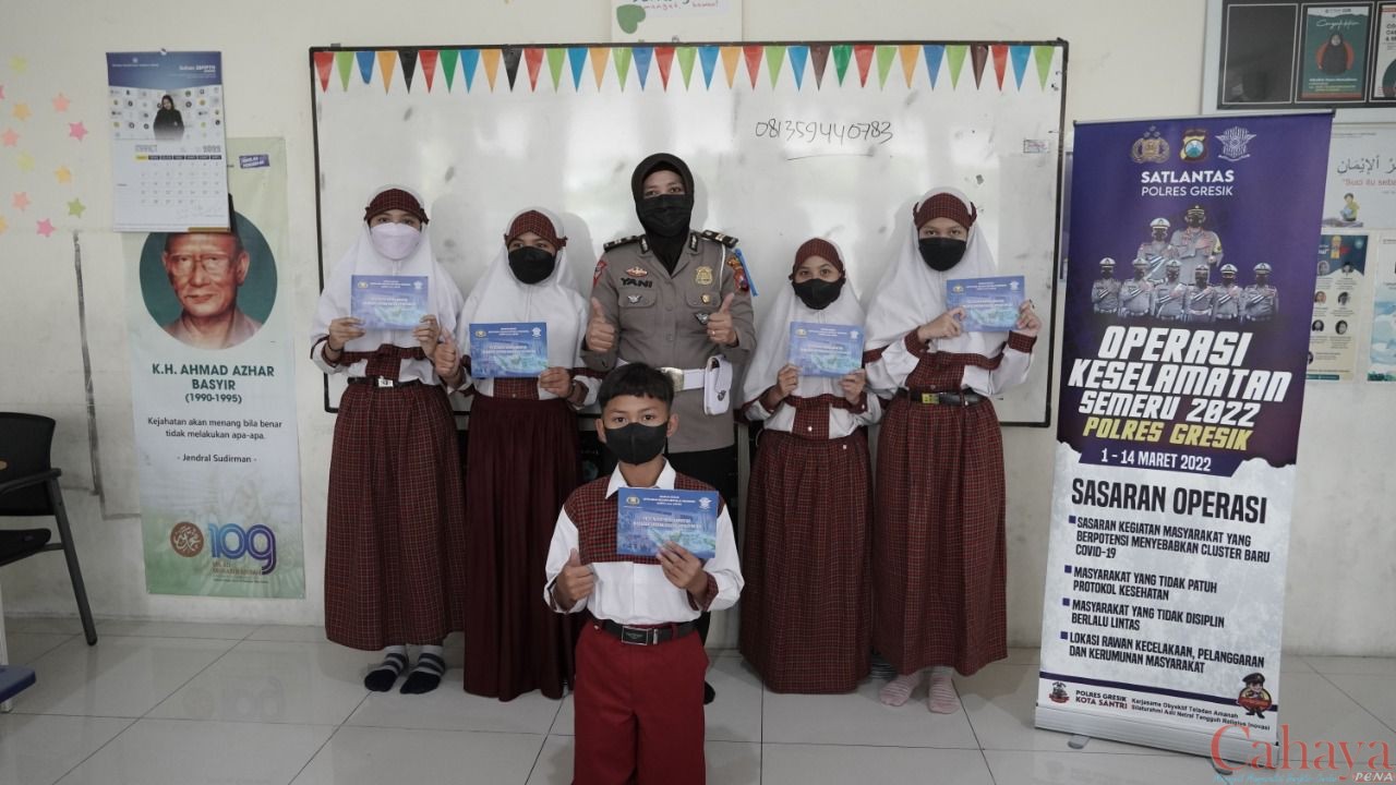 Kanit Dikyasa Satlantas Polres Gresik IPTU Sri Maryani memberikan materi kepada para pelajar SD Muhammadiyah GKB, Selasa (08/03/2022).