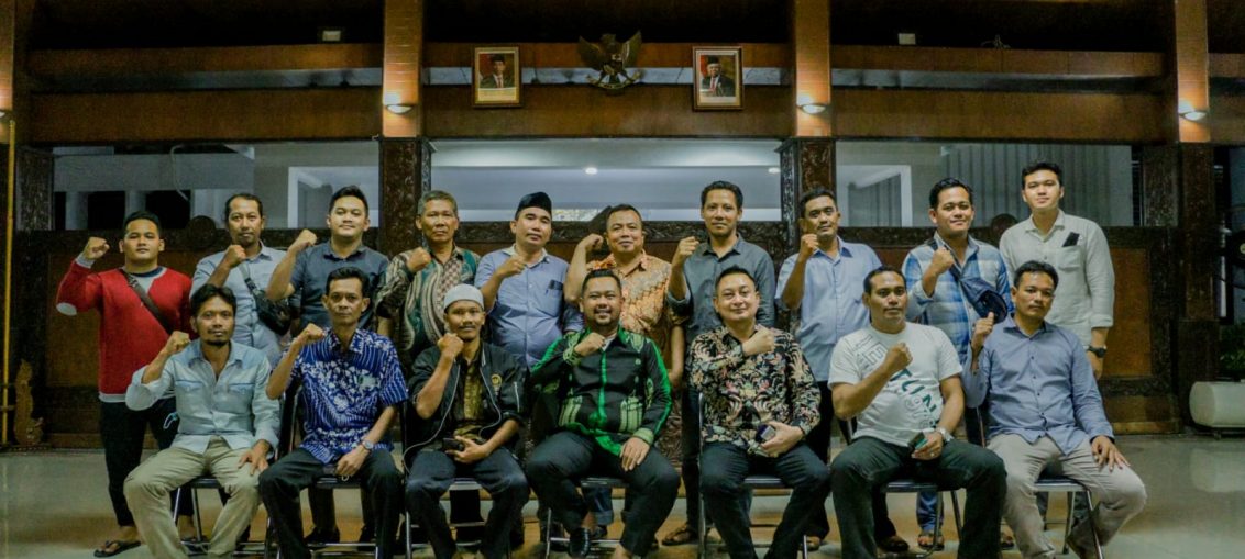 Belasan penngusaha pupuk Desa Wadeng usai melakukan audensi dengan Bupati Gresik di Pendopo Kabupaten , Kamis (11/03/2022)