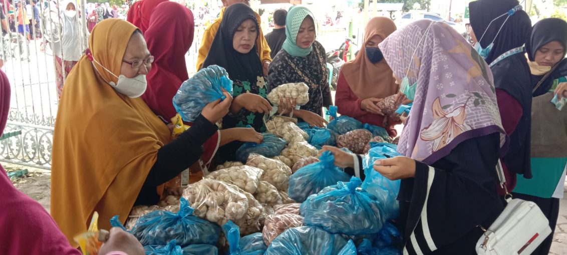 Para Ibu-ibu saat memilih sembako di pasar murah MWC NU Ujungpangkah.