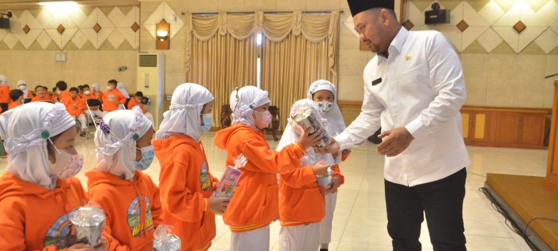 Bupati Gresik H. Fandi Akhmad Yani saat menerima kunjungan anak-anak dari Taman Kanak-kanak (TK) dan Kelompok Bermain (KB) NU 92 Mahkota, Rabu (23/04/22).