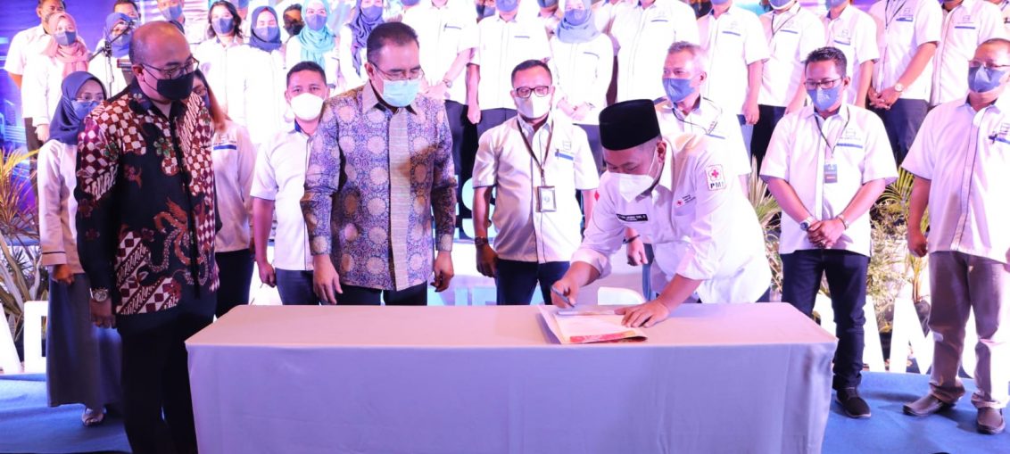 Ketua Apindo Terpilih masa bakti 2022-2027 Alfan Wahyuddin saat menandatangani nota kesepahaman dengan Bupati Gresik Fandi Ahmad Yani