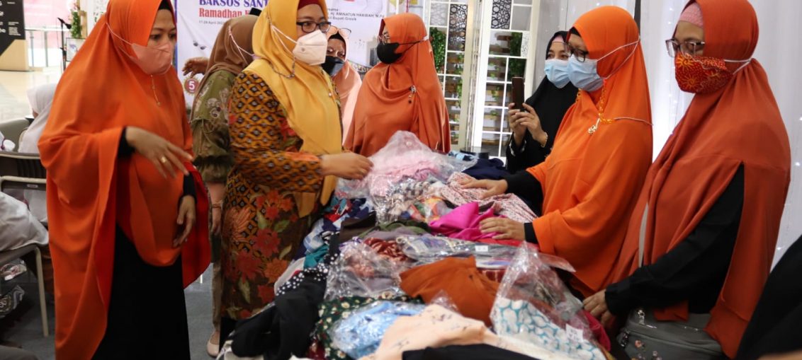 Wakil Bupati Gresik, Hj. Aminatun Habibah (Bu Min) membuka kegiatan bazar amal Ramadhan yang diselenggarakan oleh lembaga Ummahat Gresik Peduli (UGP), Minggu (17/04/2022).