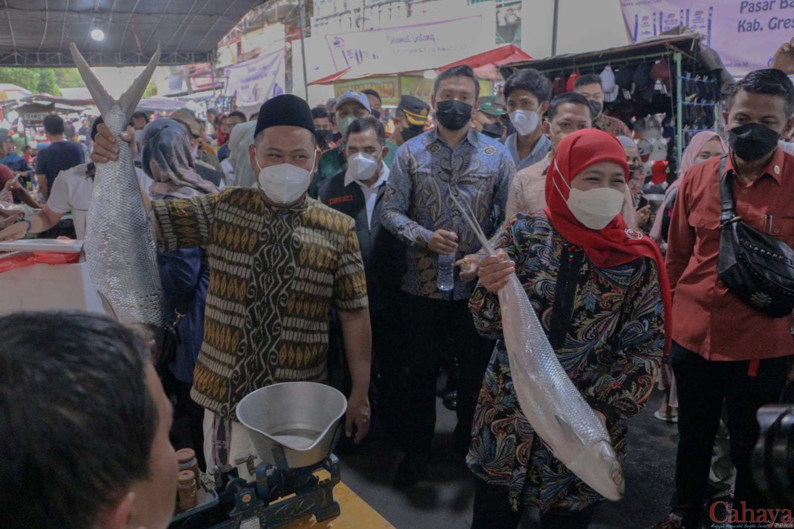 Gubernur Jatim Khofifah Indar Parawansah didampingi Bupati Gresik Fandi Ahmad Yani saat berkunjung ke Pasar Bandeng Gresik, Jumat (29/04/2022)