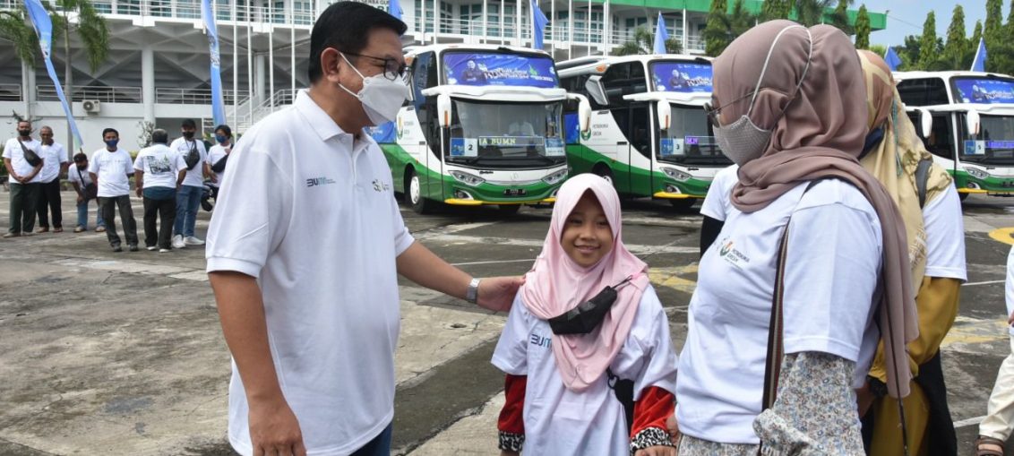 Direktur Utama Petrokimia Gresik Dwi Satriyo Annurogo (kiri) saat berbincang dengan para pemudik yang mengikuti Mudik sehat bersama BUMN, Jumat (29/04/2022).