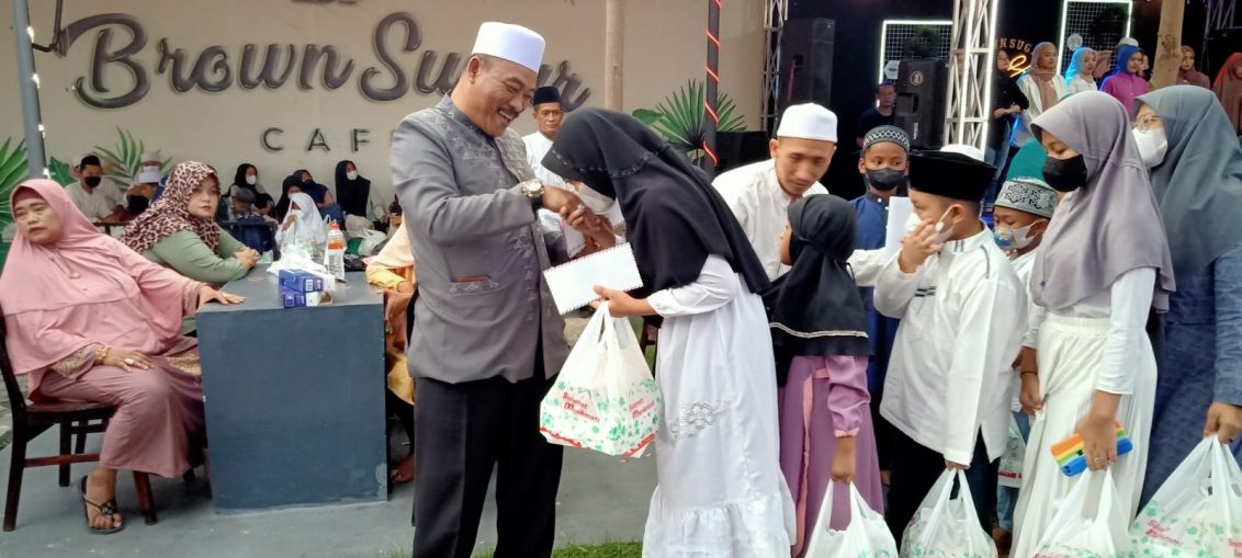 Pengusaha Sueb Abdullah saat memberikan santunan anak yatim di Brown Café di Jalan Siti Fatimah Binti Maimun, Kecamatan Manyar, Jumat (29/4/2022).