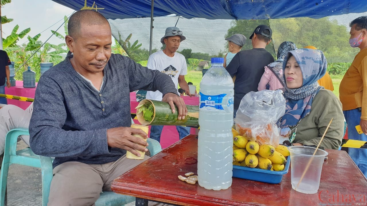 Abdullah Hanif salah satu warga yang datang untuk merasakan minuman Legen dari Dusun Shoberoh, Desa Delegan, Panceng Gresik.