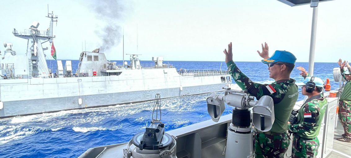 KRI SIM 367 saat melaksanakan Mailbag Transfer Exercise bersama Kapal Perang Negara Bangladesh BNS Sangram (SRM) di Laut Mediterania Lebanon. Senin (16/05/2022).