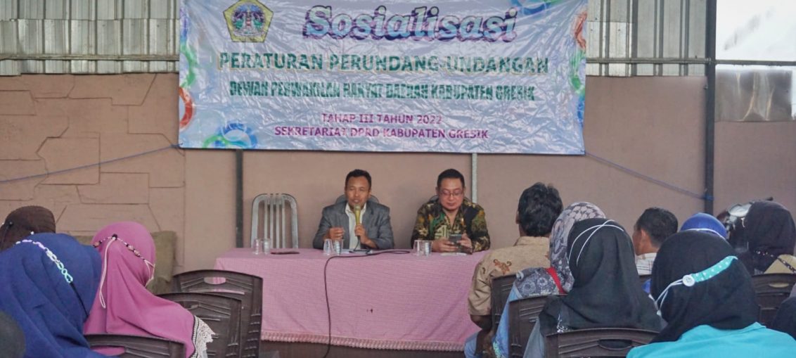 Anggota Komisi IV DPRD Gresik Taufiqul Umam dan anggota Komisi III Achmad Ubaidi saat Sosialisasi Perundang-Undangan di Desa Wadeng, Sidayu, Minggu (22/5/2022).