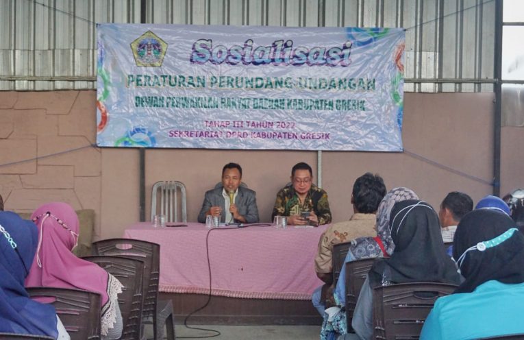 Anggota Komisi IV DPRD Gresik Taufiqul Umam dan anggota Komisi III Achmad Ubaidi saat Sosialisasi Perundang-Undangan di Desa Wadeng, Sidayu, Minggu (22/5/2022).