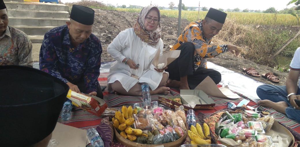 Wakil Ketua DPRD Gresik Nur Saidah saat menghadiri acara sedekah bumi di Dusun Sekargeneng, Desa Kandangan, Kecamatan Cerme, Gresik, Minggu (22/5/2022).