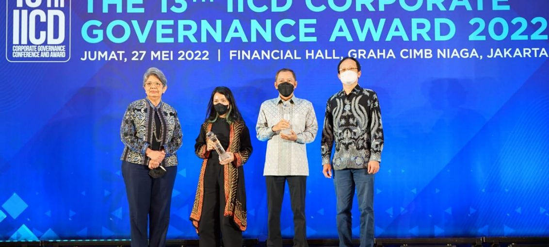 Direktur SDM dan Umum SIG, Agung Wiharto (ketiga dari kiri) menerima penghargaan kategori Best Right of Shareholders pada ajang The 13th Corporate Governance Award 2022 di Graha CIMB Niaga, Jakarta, Jumat (27/5).