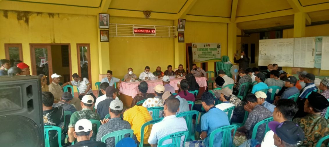 warga Desa Mengare Tajungwidoro usai audensi dengan perwakilan JIIPE di Balai Desa Watuagung, Senin (13/6/2022).