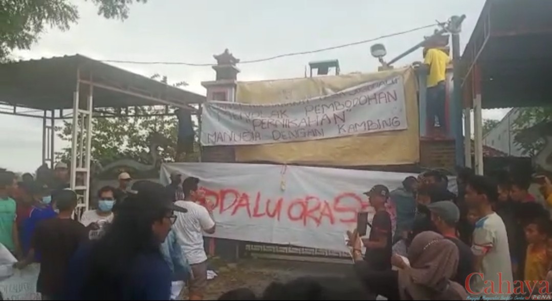 Aliansi Masyarakat Desa Jogodalu akhirnya turun jalan menggelar demonstrasi di Pesanggrahan Keramat Ki Ageng, yang merupakan Tempat Kejadian Perkara (TKP) prosesi nyeleneh manusia menikah dengan seekor kambing, Senin (13/6/2022).