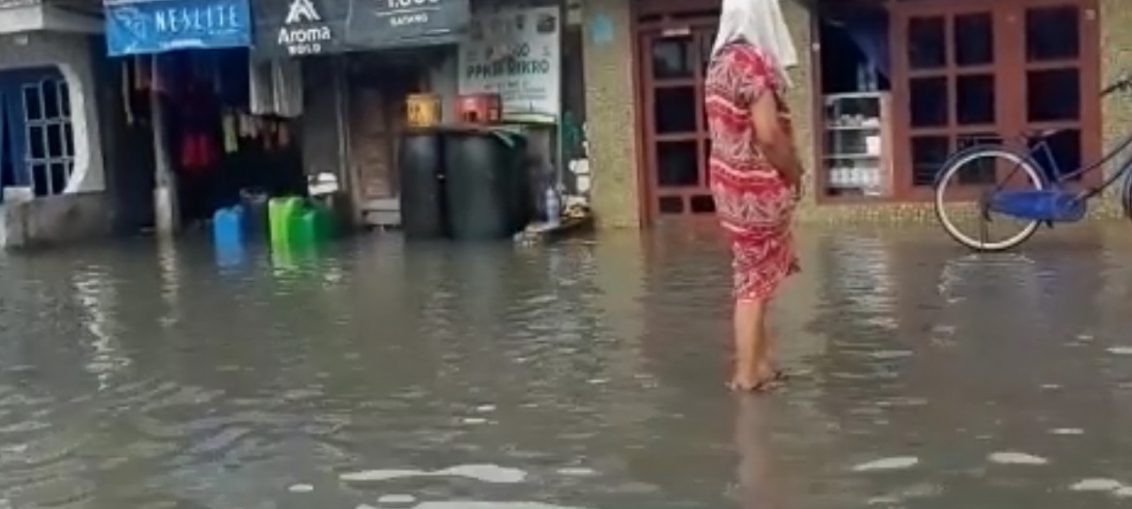 Banjir rob di Kabupaten Gresik, Jawa Timur kembali terjadi. Kenaikan air laut ini menggenangi ratusan rumah di 9 desa wilayah pesisir utara
