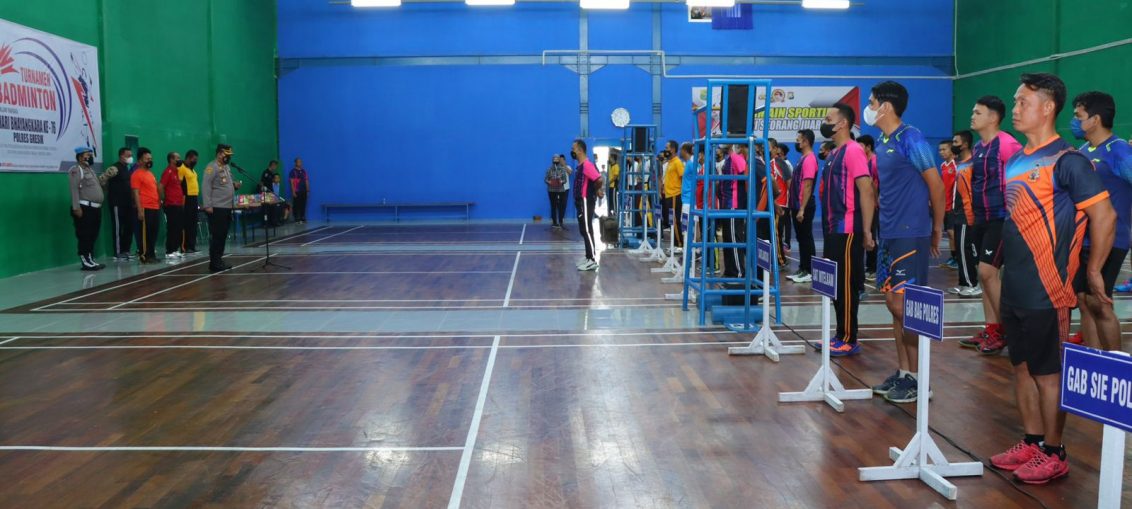 Menyambut Hut Bhayangkara ke 76, Polres Gresik menggelar Turnamen badminton tahun 2022, Selasa (21/06/22).