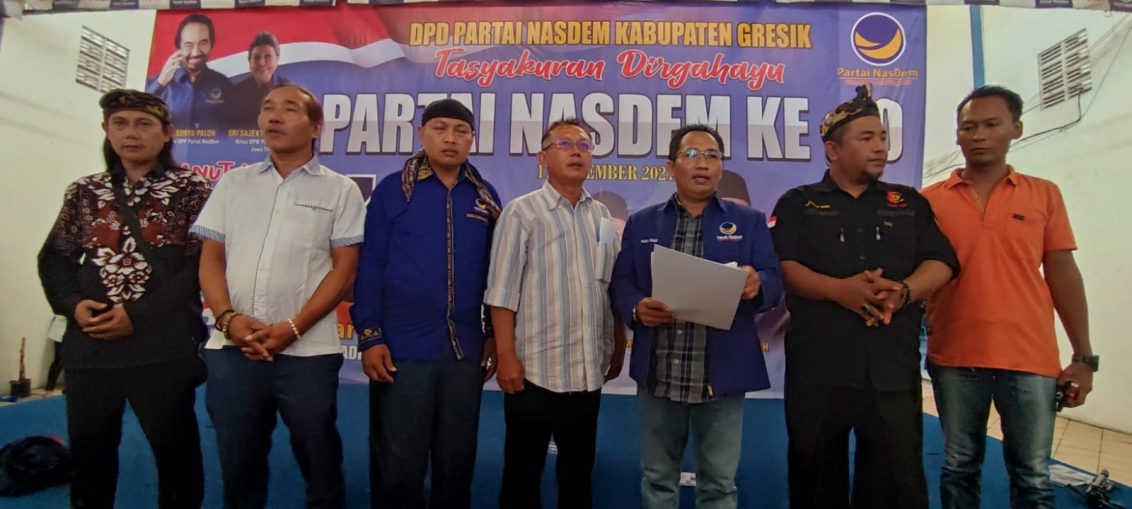 Nur Hudi didin (kemeja putih) anggota DPRD Gresik Gresik Fraksi Nasdem nomer dua dari kiri
