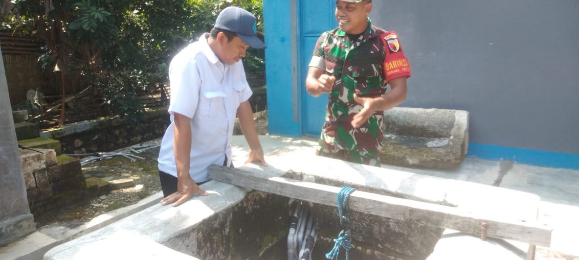 bapak sulis selaku pengelola sumber air bersih, dengan didampingi oleh Babinsa Koramil 0817/16 Dukun, Koptu Muhlisin.