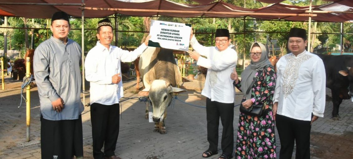 Direktur Utama Petrokimia Gresik, Dwi Satriyo Annurogo kepada Ketua Takmir Masjid Nurul Jannah, Rohmad, di Gresik, Jawa Timur, Minggu (10/7/2022).