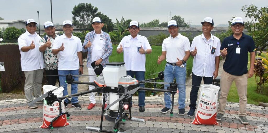 Salah satu teknologi digital farming yang diperkenalkan Petrokimia Gresik dalam rangkaian acara Petro Agri Talk adalah teknologi drone untuk pengaplikasian pupuk jenis granul