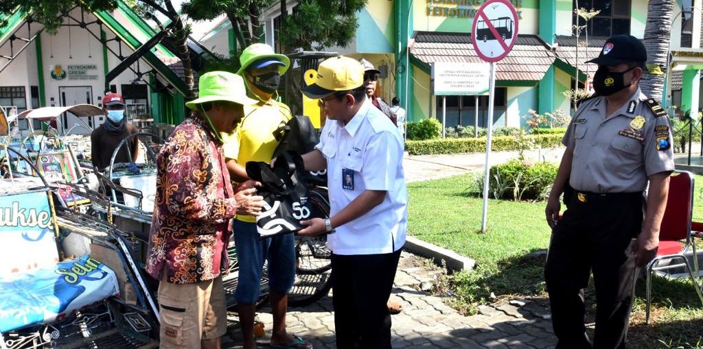 Direktur Utama Petrokimia Gresik, Dwi Satriyo Annurogo saat memberikan bantuan kepada Abang Becak secara simbolis