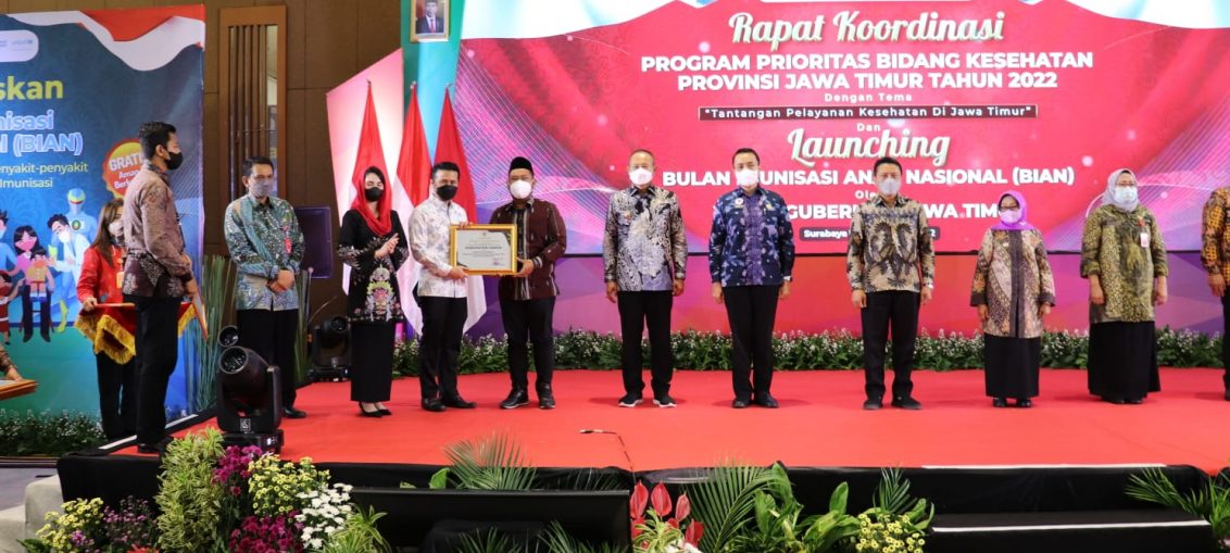 Bupati Gresik Fandi Ahmad Yani saat menerima penghargaan dari Wakil Gubernur Provinsi Jawa Timur, Emil Elestianto Dardak