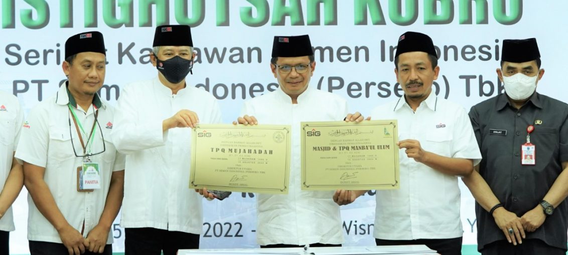 Direktur Utama SIG, Donny Arsal (tengah), Direktur SDM dan Umum SIG, Agung Wiharto (dua dari kiri) usai menandatangani prasasti peresmian TPQ Mujahadah dan Masjid Mambaul Ulum, pada Senin (15/8/2022). Foto
