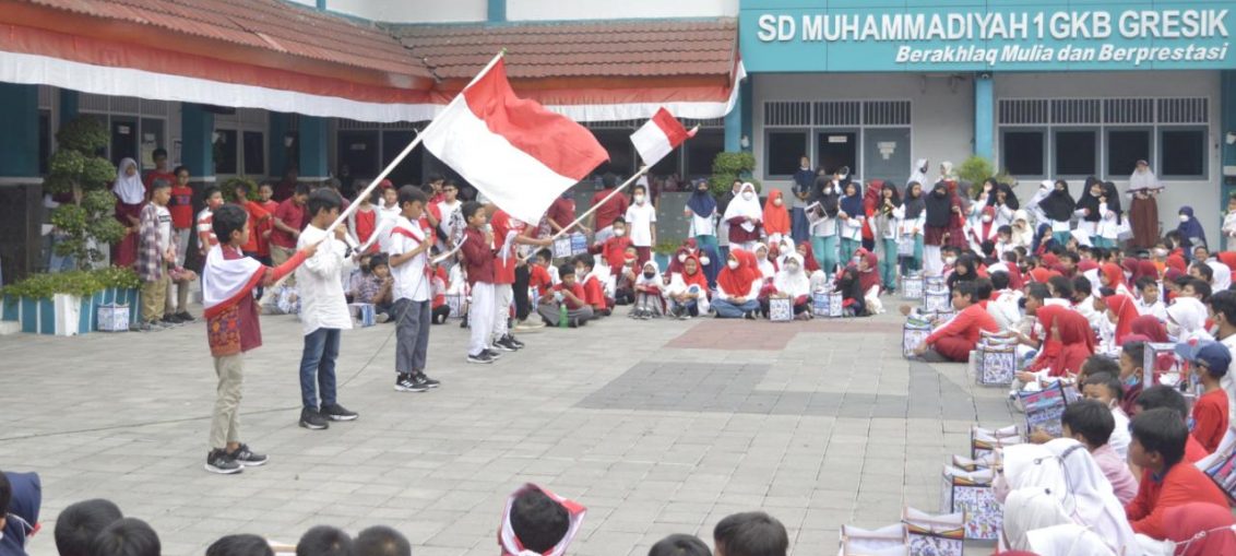 SD Muhammadiyah 1 GKB Gresik membuat gerakan seribu damar kurung.