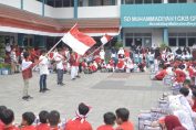 SD Muhammadiyah 1 GKB Gresik membuat gerakan seribu damar kurung.