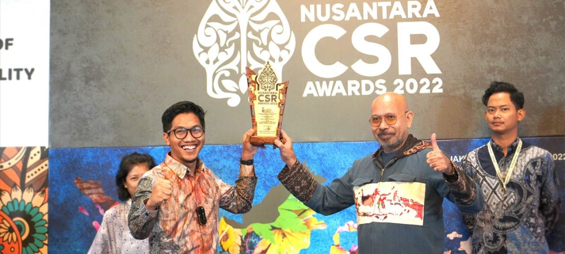Chairman The La Tofi School of CSR, La Tofi (dua dari kanan), menyerahkan Penghargaan Nusantara CSR Awards 2022 kepada Hendra, Departemen Komunikasi dan Hukum PT Semen Gresik di Hotel Indonesia Kempinski, Jakarta, Jumat (26/8).