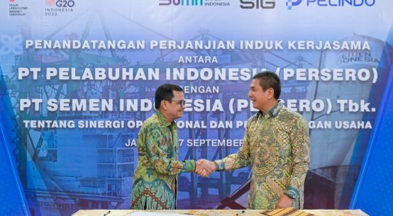 Direktur Utama SIG, Donny Arsal (kiri) dan Direktur Utama Pelindo, Arif Suhartono (kanan) berjabat tangan usai penandatanganan perjanjian induk kerja sama tentang sinergi operasional dan pengembangan usaha di Jakarta, Rabu (7/9).