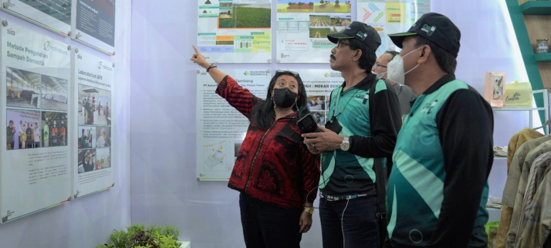 Pengunjung mendapat penjelasan mengenai pengelolaan lingkungan yang dilakukan SIG di Pabrik Tuban serta pengelolaan limbah yang dilakukan Nathabumi pada kegiatan Jatim Environment Exhibition & Forum 2022 di Surabaya, Senin (12/9).