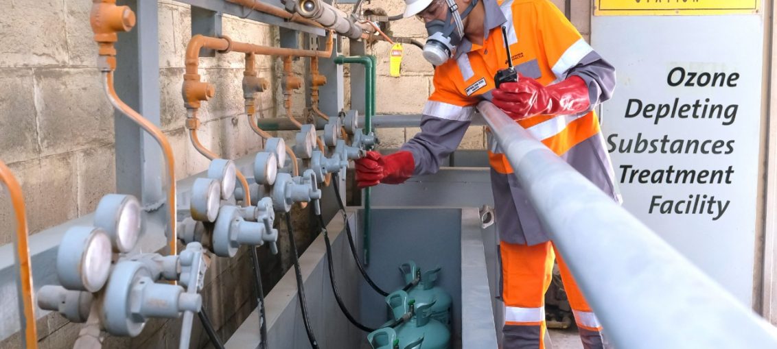 Aktivitas pengecekan flow meter sebelum dilakukan pemusnahan Bahan Perusak Ozon (BPO) di fasilitas Ozone Depleting Substances (ODS) Pabrik Narogong, Jawa Barat.