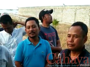Anggota Fraksi Gerindra DPRD Gresik Taufiqul Umam (kanan) saat menerima aspirassi dari para pembudidaya kepiting