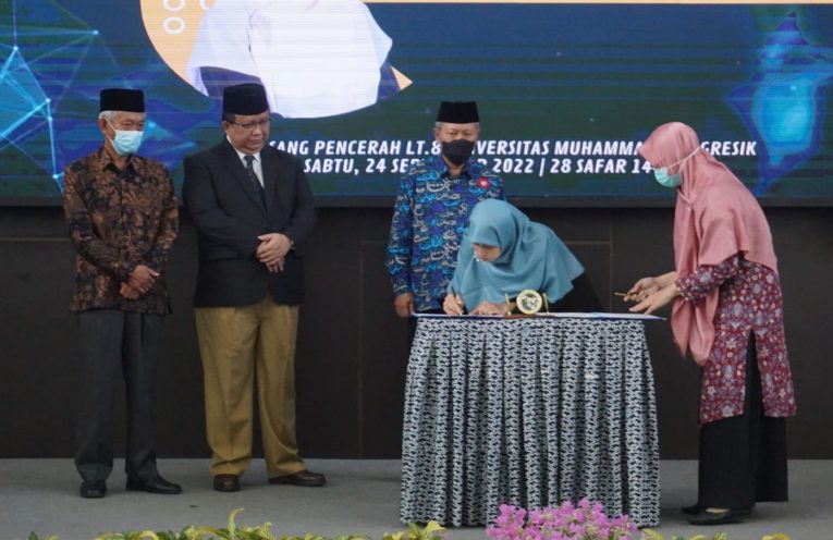 Nadhirotul Laily akhirnya resmi dilantik menjadi Rektor Universitas Muhammadiyah Gresik (UMG) Pengganti Antar Waktu (PAW) Masa Jabatan 2021-2025 menggantikan Dr. Eko Budi Laksono