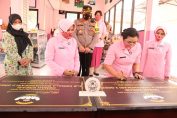 Ketua Yayasan Kemala Bhayangkari (YKB) Daerah Jawa Timur, Ny. Ully Nico Afinta resmikan Oemah Kreasi