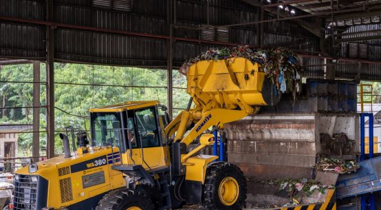 Proses pencacahan sampah domestik untuk RDF di TPA Jeruklegi, Kabupaten Cilacap, Jawa Tengah.