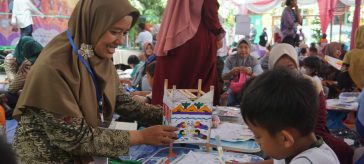 ratusan siswa di Kabupaten Gresik Jawa Timur mengikuti lomba menggambar dan mewarnai damar kurung, Sabtu (1/10/2022