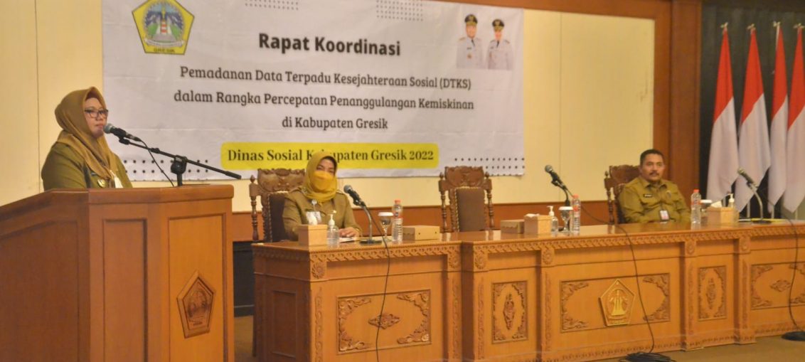 Wakil Bupati Gresik Aminatun Habibah saar Rakor validasi DTKS di Ruang Mandala Bhakti Praja, Senin (03/10/2022).