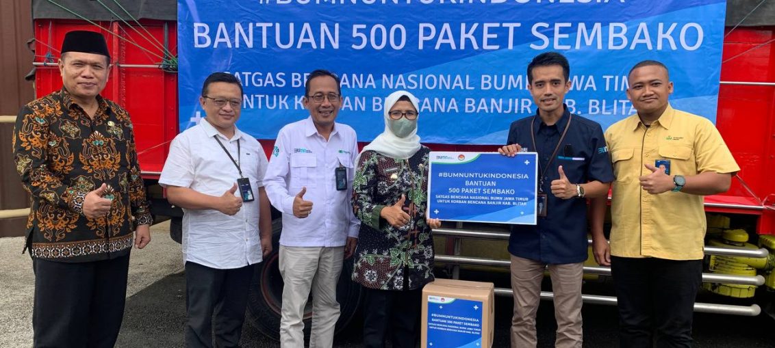 Satgas Tanggap Bencana Nasional BUMN Wilayah Jawa Timur kembali memberikan bantuan sembako untuk korban bencana di Jawa Timur. Kali ini 1.000 paket sembako disalurkan untuk korban banjir di Kabupaten Blitar dan Trenggalek.