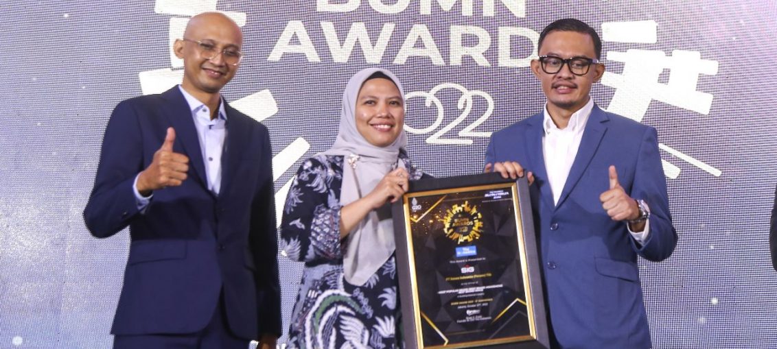 General Manager of Investor Relations SIG, Febriandita Kusuma (tengah) menerima piagam penghargaan dari Founder & CEO The Iconomics, Bram S. Putro (kanan) pada ajang BUMN Awards 2022 dalam rangkaian dari acara The Iconomics BUMN Forum 2022, di Le Meridien Hotel, Jakarta, Kamis (27/10).