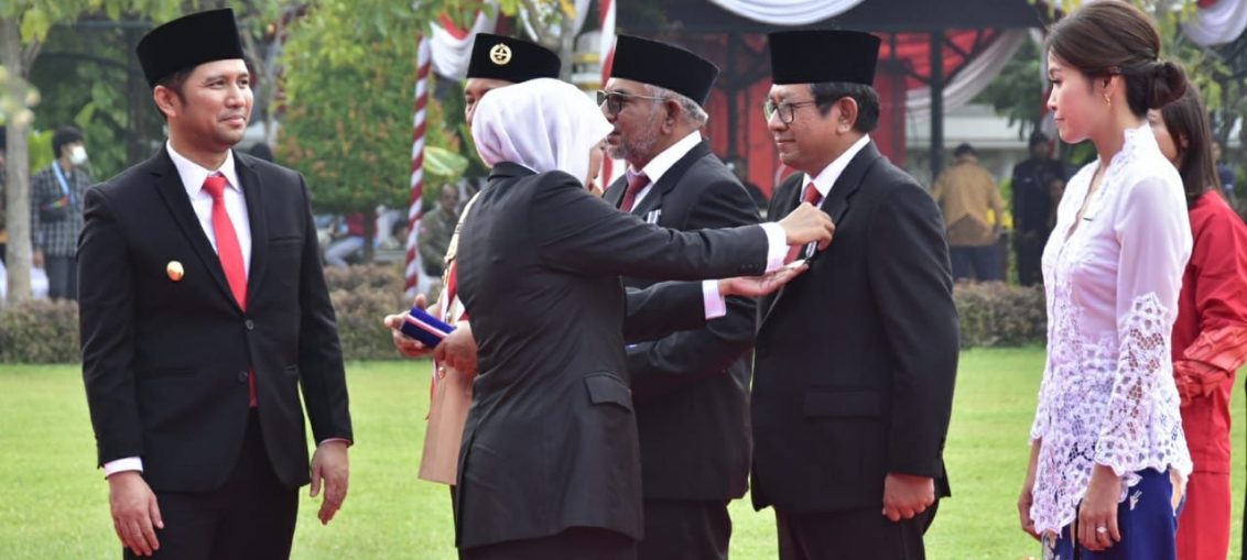 Direktur Utama Petrokimia Gresik Dwi Satriyo Annurogo menerima penghargaan “Jer Basuki Mawa Beya Perak” dari Pemerintah Provinsi (Pemprov) Jawa Timur.