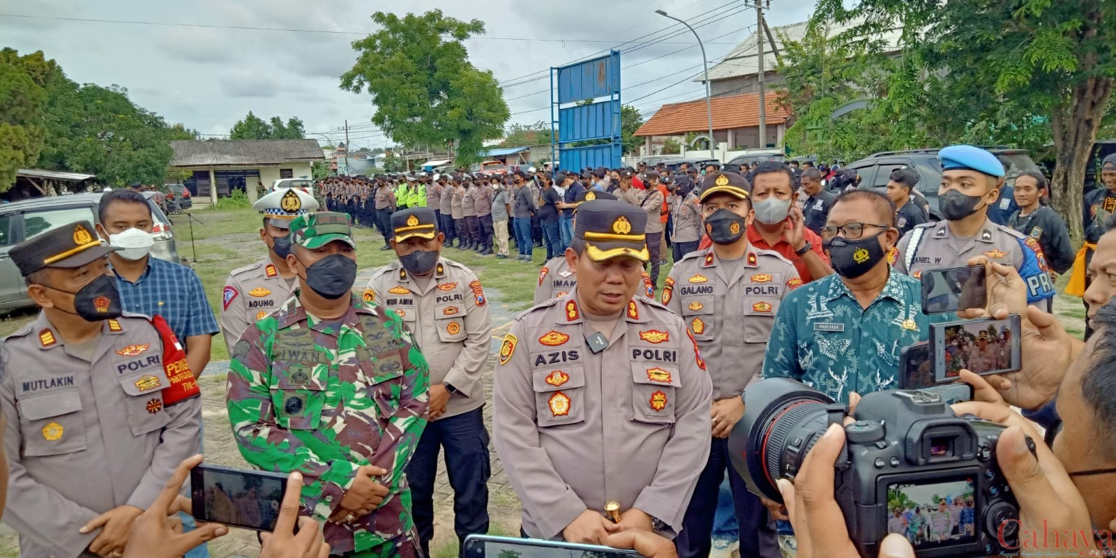 Kapolres Gresik AKBP Mochamad Nur Azis sebelum apel pembubaran pasukan pengamanan konser di halaman Mapolsek Ujungpangkah pada Rabo sore (10/11/2022)