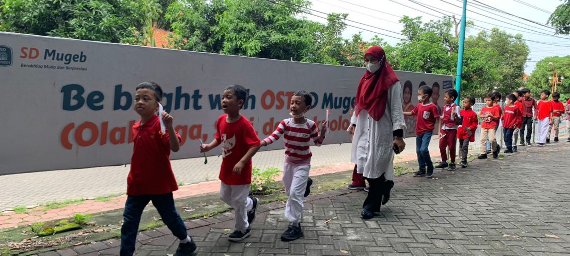 Menyambut muktmar Muhammadiyah dan Aisyiyah ke-48, ratusam siswa SD Muhammadiyah 1 GKB Gresik membagikan seribu pensil kepada warga.