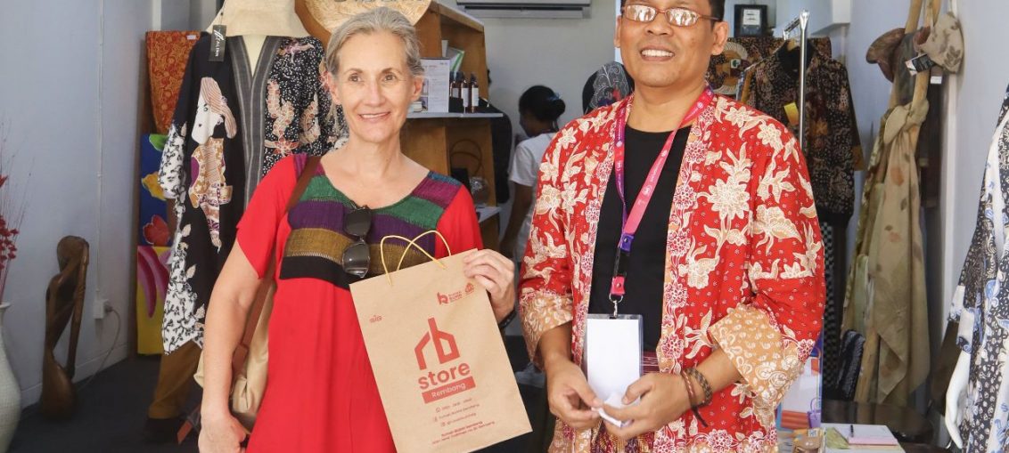 Delegasi G20 asal Mexico, Maria Fernanda Garza (kiri), saat berkunjung ke stand UMKM Binaan SIG pada pameran Future SMEs Village di area Bali Collection, Nusa Dua, Bali.