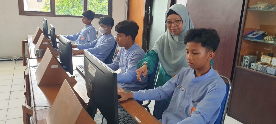 SMP Muhammadiyah 12 GKB Gresik. Dalam menyambut tahun ajaran baru 2023, sekolah berjuluk Spemdalas ini membuka kelas Digital Teknologi.